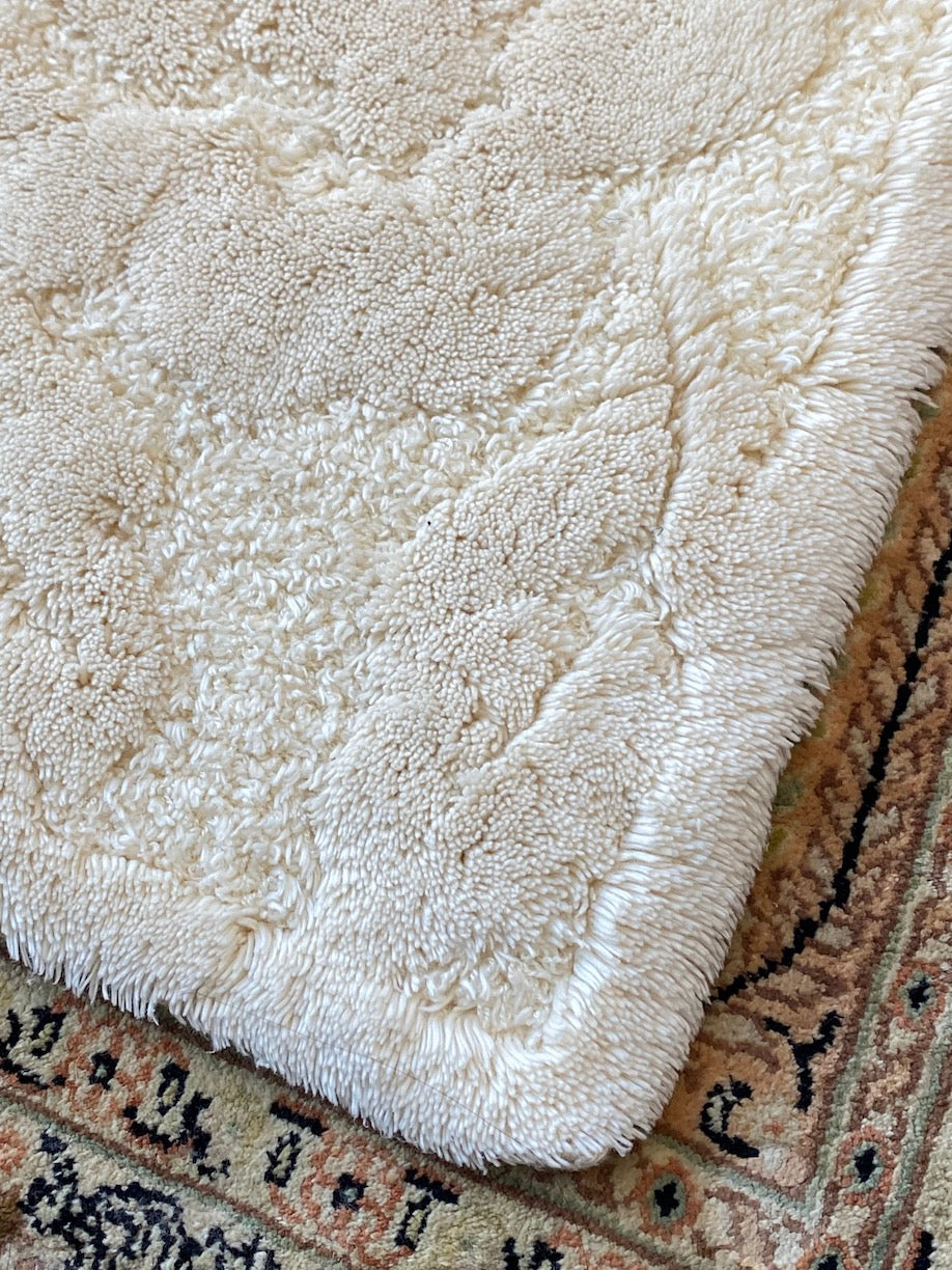 Abyss Habidecor Brighton bath rug. Made in Portugal. Color: ivory. 